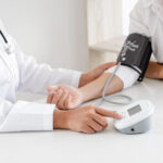 Pacient sa pripravuje na operáciu v nemocničnom prostredí