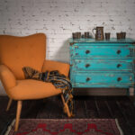 Renovácia starého dreveného nábytku pomocou farby a ručného náradia.