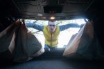 Naložené auto pripravené na víkendový výlet do prírody mimo civilizácie.
