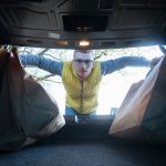 Naložené auto pripravené na víkendový výlet do prírody mimo civilizácie.