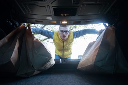Naložené auto pripravené na víkendový výlet do prírody mimo civilizácie.