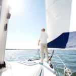 Plavba na jachte po pokojnom mori ako ideálna forma oddychu