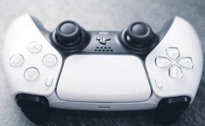 Playstation 5 je stále nedostatkový tovar, skladom veľa nie je