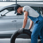 Rýchla oprava defektu pneumatiky na ceste pomocou opravnej sady