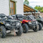 Alt text: Can-Am ATV pri práci na poľnohospodárskom pozemku počas kontroly a údržby farmy.