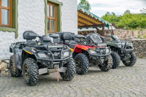 Alt text: Can-Am ATV pri práci na poľnohospodárskom pozemku počas kontroly a údržby farmy.