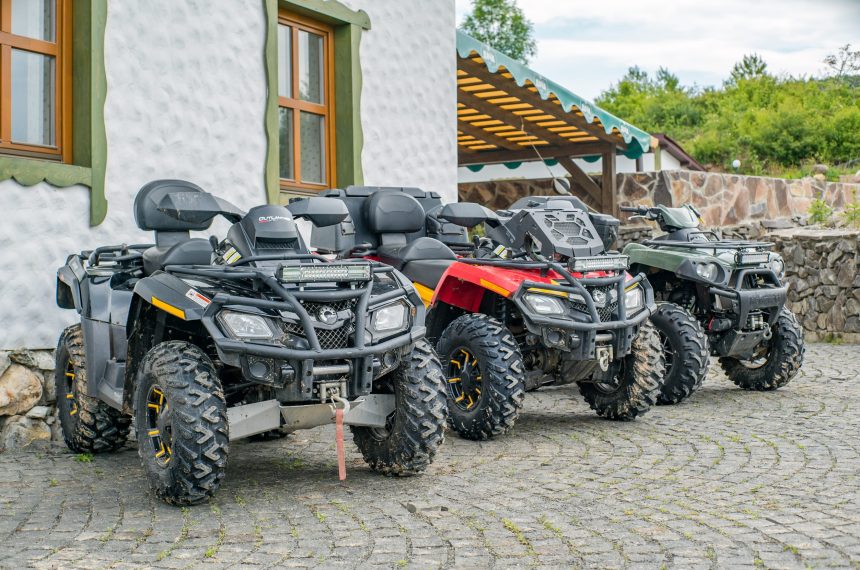 Alt text: Can-Am ATV pri práci na poľnohospodárskom pozemku počas kontroly a údržby farmy.