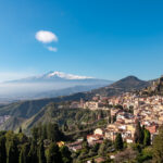 Jesenná krajina v Taliansku s vinicami a historickým mestom v pozadí