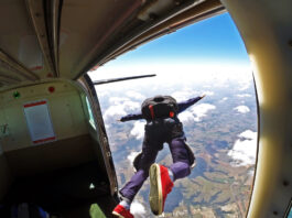 Pár zažívajúci extrémny zážitok spolu, napríklad bungee jumping alebo paragliding