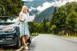 Rodina pripravuje automobil na dovolenku po Slovensku s batožinou a cestovnou výbavou.