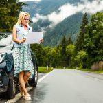 Rodina pripravuje automobil na dovolenku po Slovensku s batožinou a cestovnou výbavou.