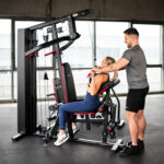 Domáce silové stanovište s posilňovacou vežou pripravené na cvičenie.