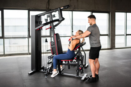 Domáce silové stanovište s posilňovacou vežou pripravené na cvičenie.