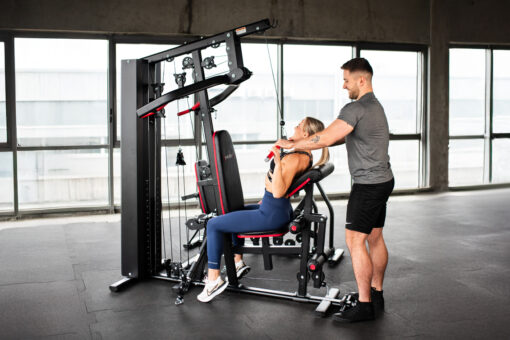 Domáce silové stanovište s posilňovacou vežou pripravené na cvičenie.