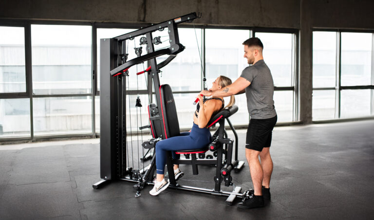 Domáce silové stanovište s posilňovacou vežou pripravené na cvičenie.