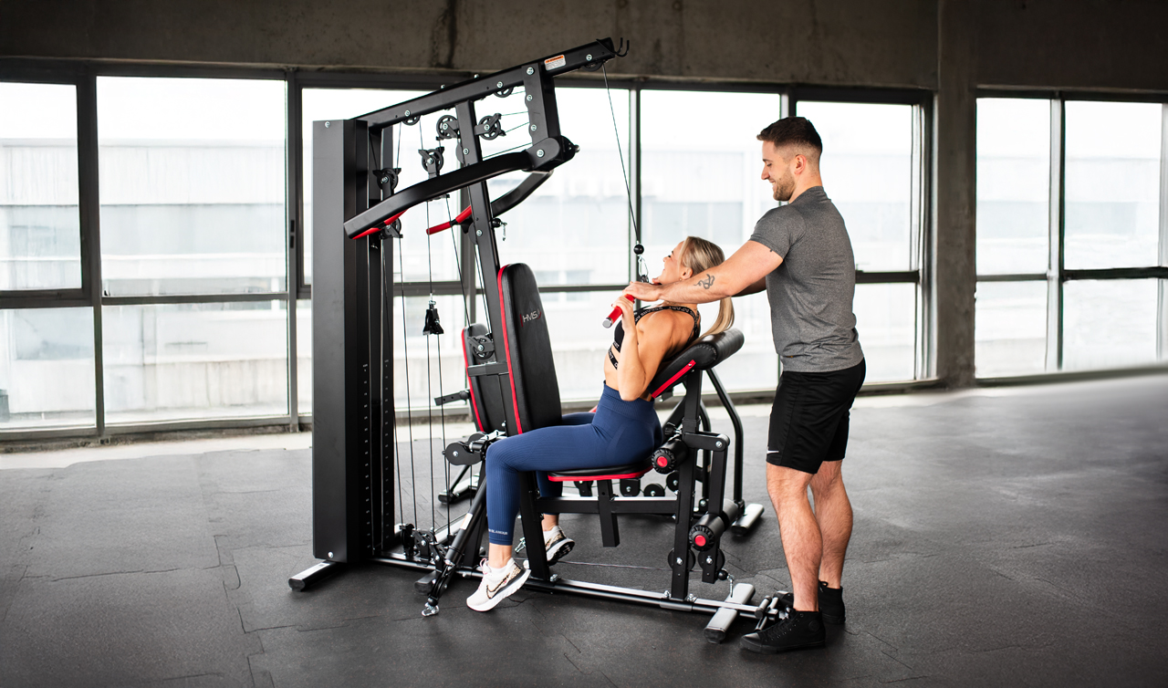 Domáce silové stanovište s posilňovacou vežou pripravené na cvičenie.