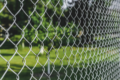 Hľadáte cenovo dostupné oplotenie? Plot z pozinkovaného pletiva má dlhú životnosť.