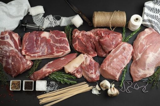 Údené jedlo pripravené v domácej udiarni.