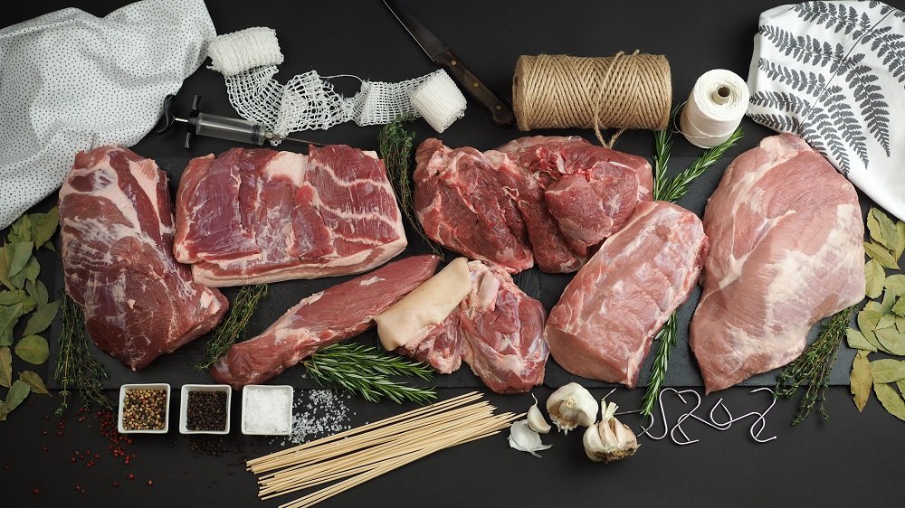 Údené jedlo pripravené v domácej udiarni.